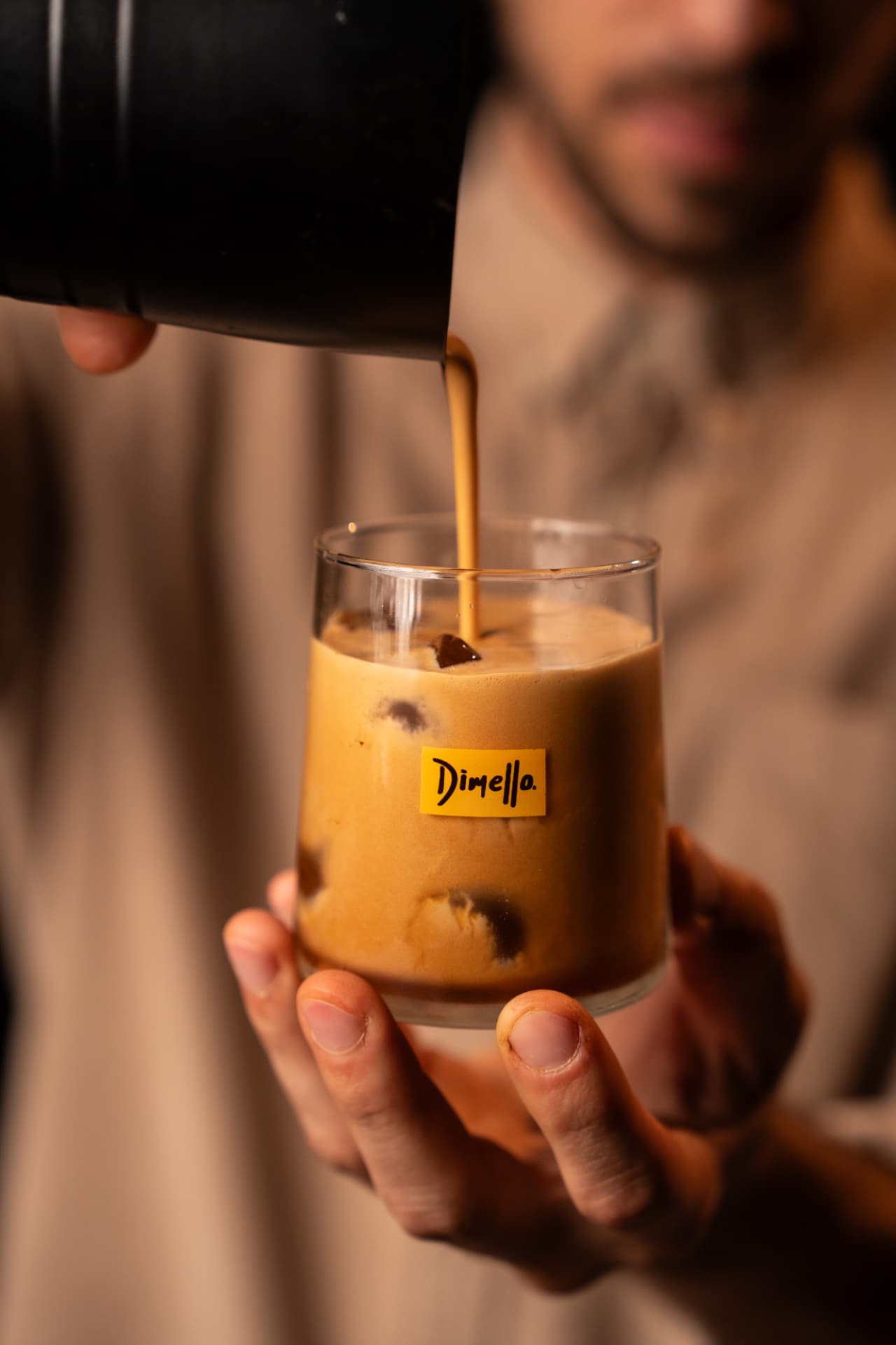Freddo Espresso wordt in een Dimello-glas geschonken